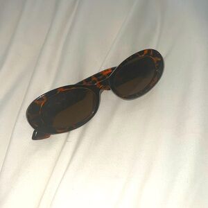 Tortoise black and brown oval 90s 2000s sunglasses